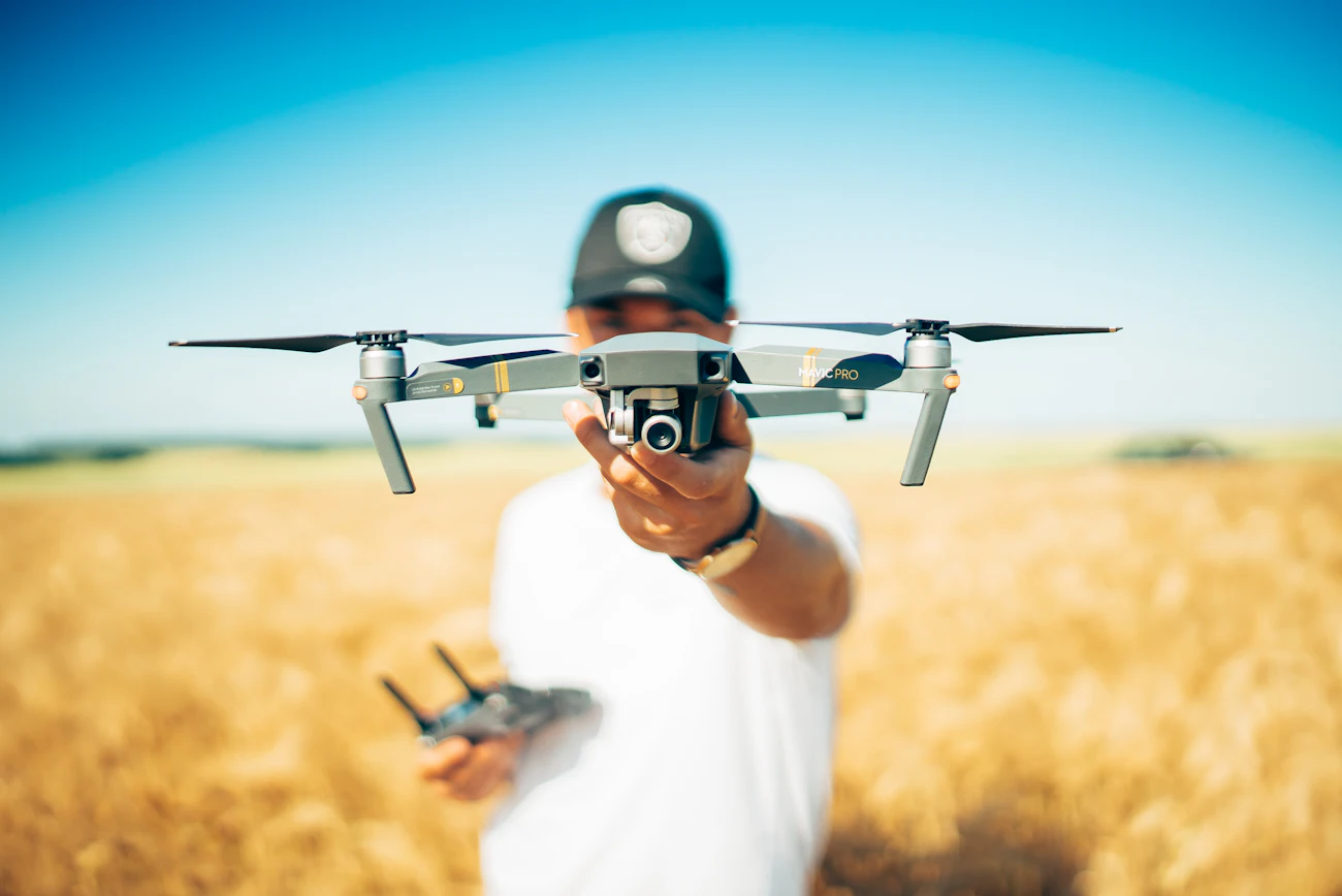 Drone multispettrale durante un volo di rilievo